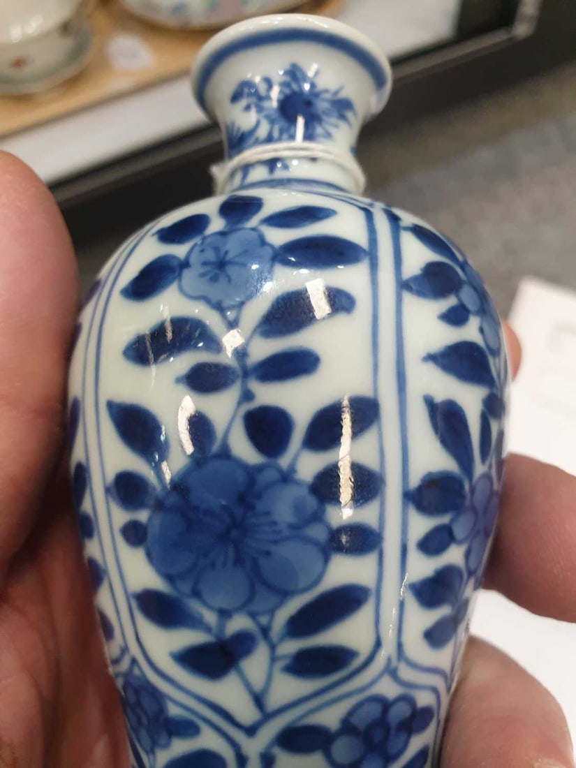 A CHINESE PORCELAIN VASE KANGXI PERIOD - 5
