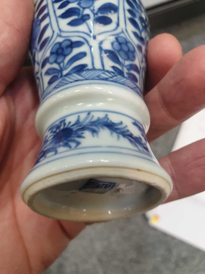 A CHINESE PORCELAIN VASE KANGXI PERIOD - 6