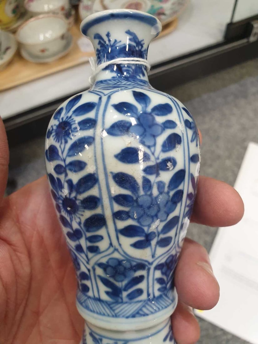 A CHINESE PORCELAIN VASE KANGXI PERIOD - 7