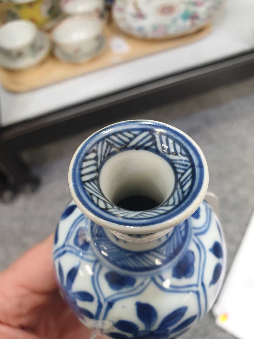A CHINESE PORCELAIN VASE KANGXI PERIOD - 8