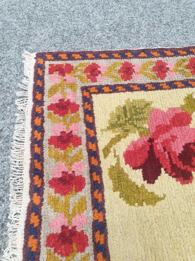 A SMALL WOOL RUG IN THE CHINESE TASTE - 7