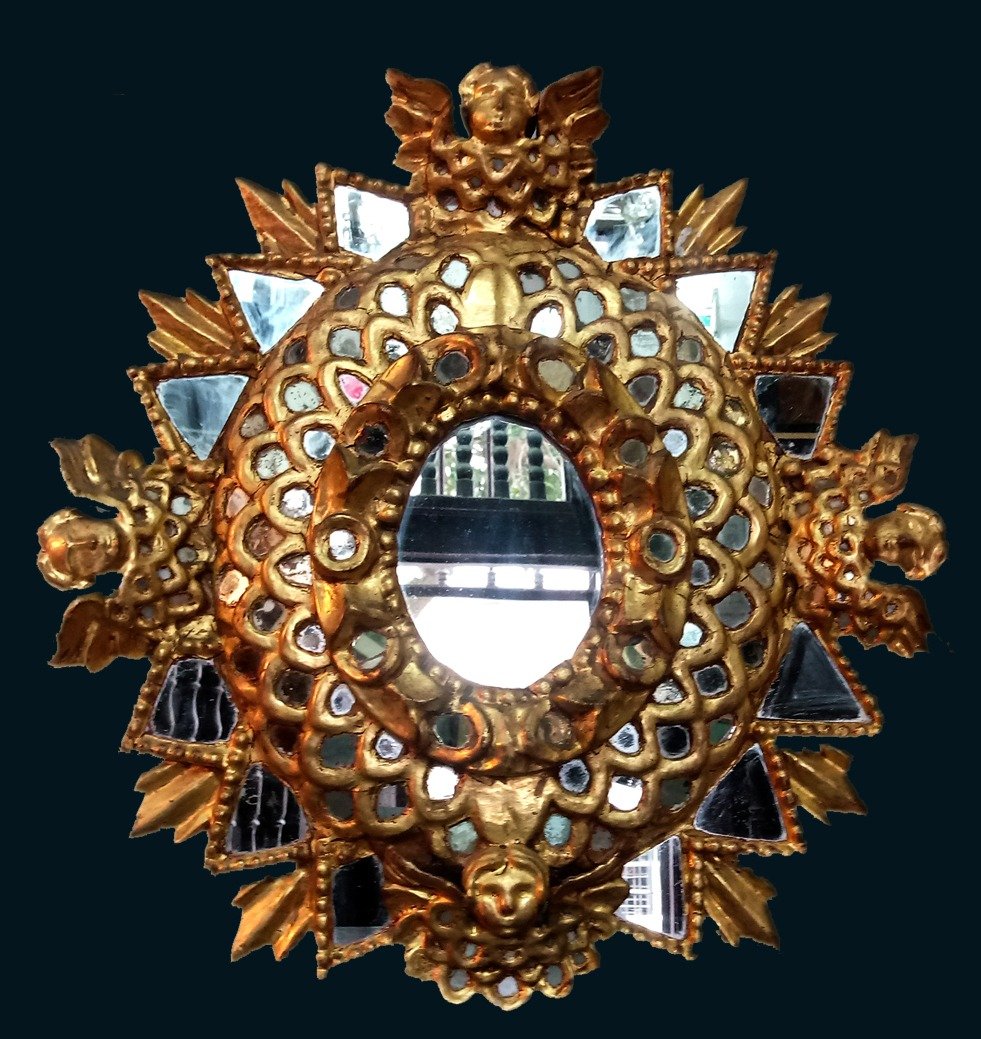 Antique Gilded Mirror to the Oval Leaf Colonial Style: Gilded Mirror to the Oval Leaf Colonial Style, sun type with four angels at the end.Measures: 60 Height x 55 Width - Centímeters.Shipping by Total protection to WORLDWIDE