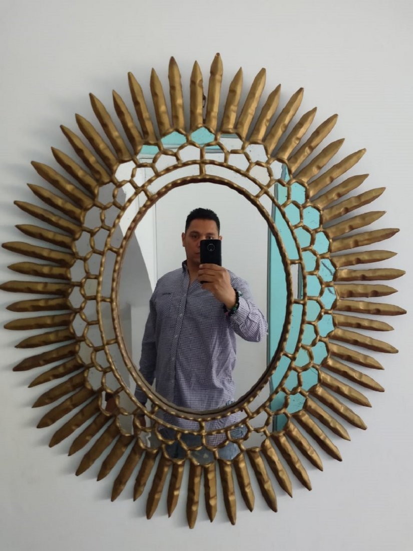 Antique Mirror gold oval Stylish-Dored: *Antique Mirror gold oval Stylish-Dored**Dimension:33 x 28**SHIPPING TO WORLDWIDE.