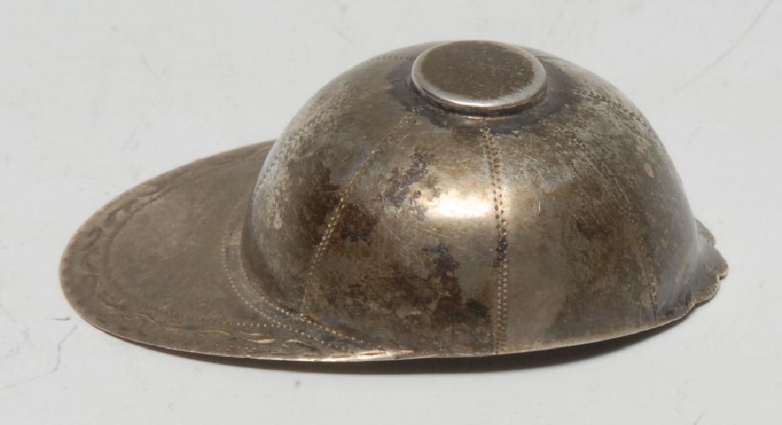 A George III silver caddy spoon, as a horse jockey cap, (1 of 1)