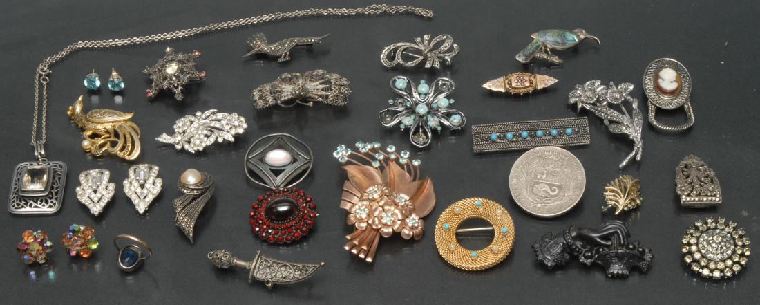 A 9ct gold bar brooch set with garnet and seed pearls, (1 of 1)