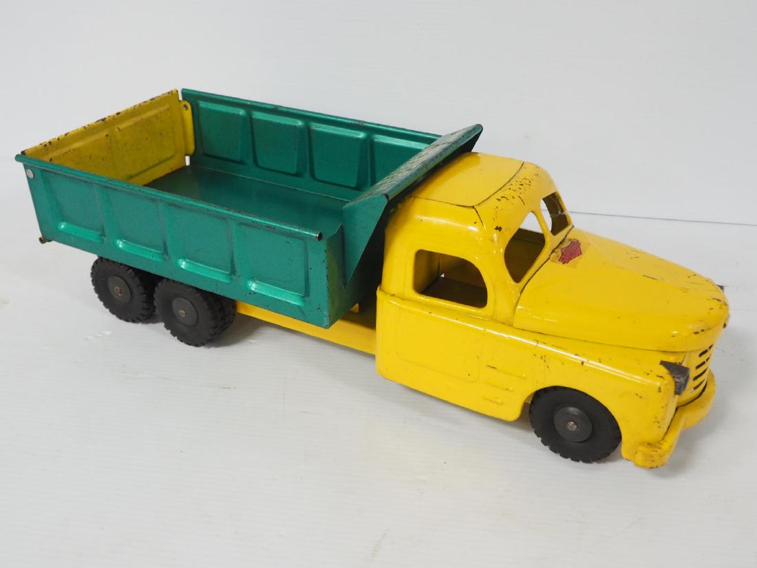 Structo hydraulic dump truck: Structo hydraulic dump truck - Some play wear