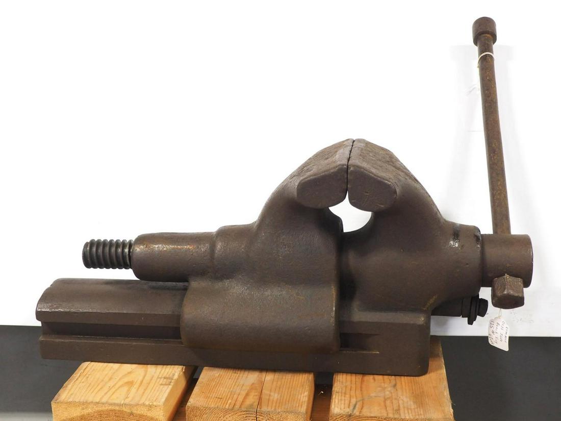 125 lb. bench vise (1 of 2)