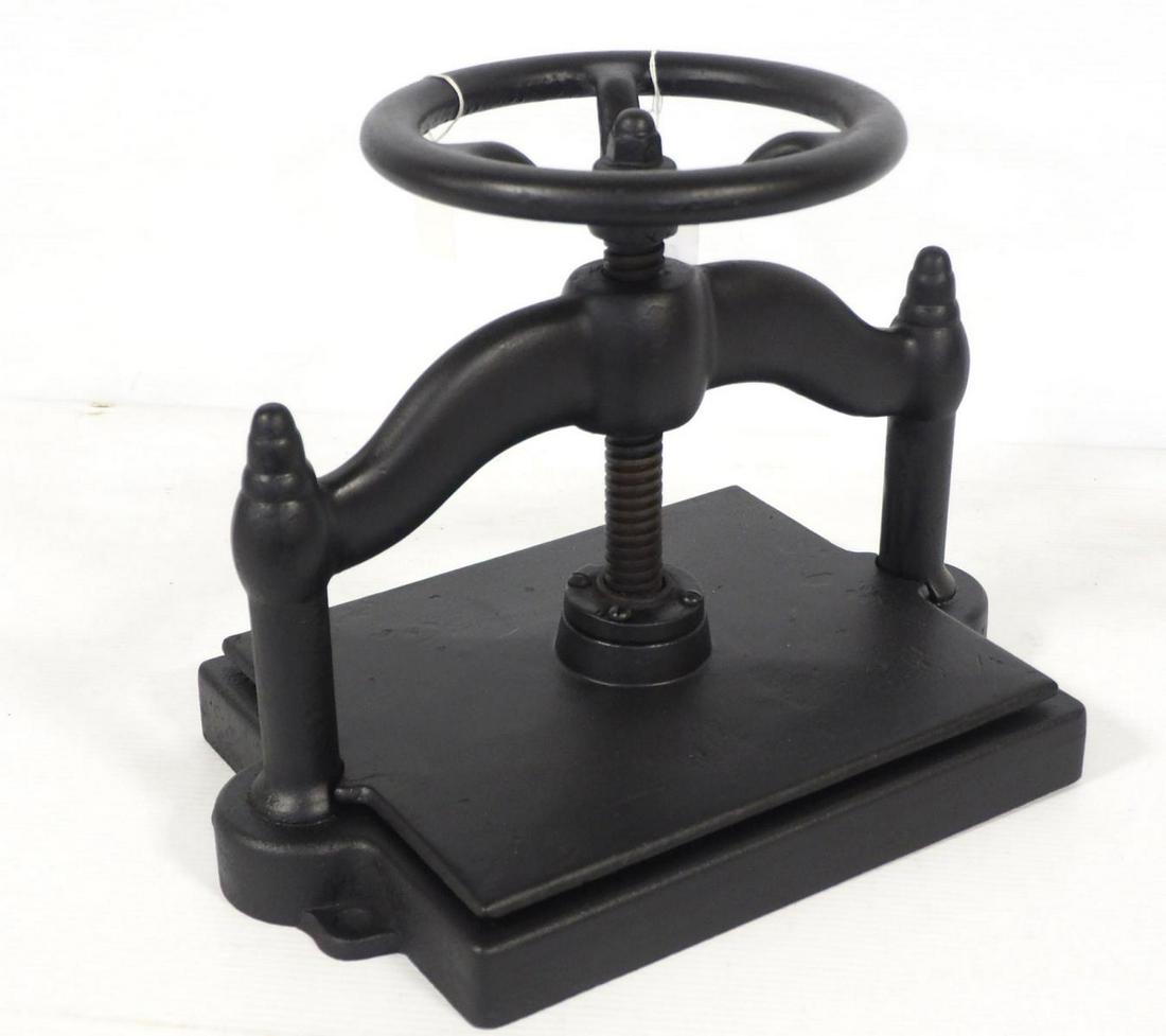 Cast iron book press: Cast iron book press