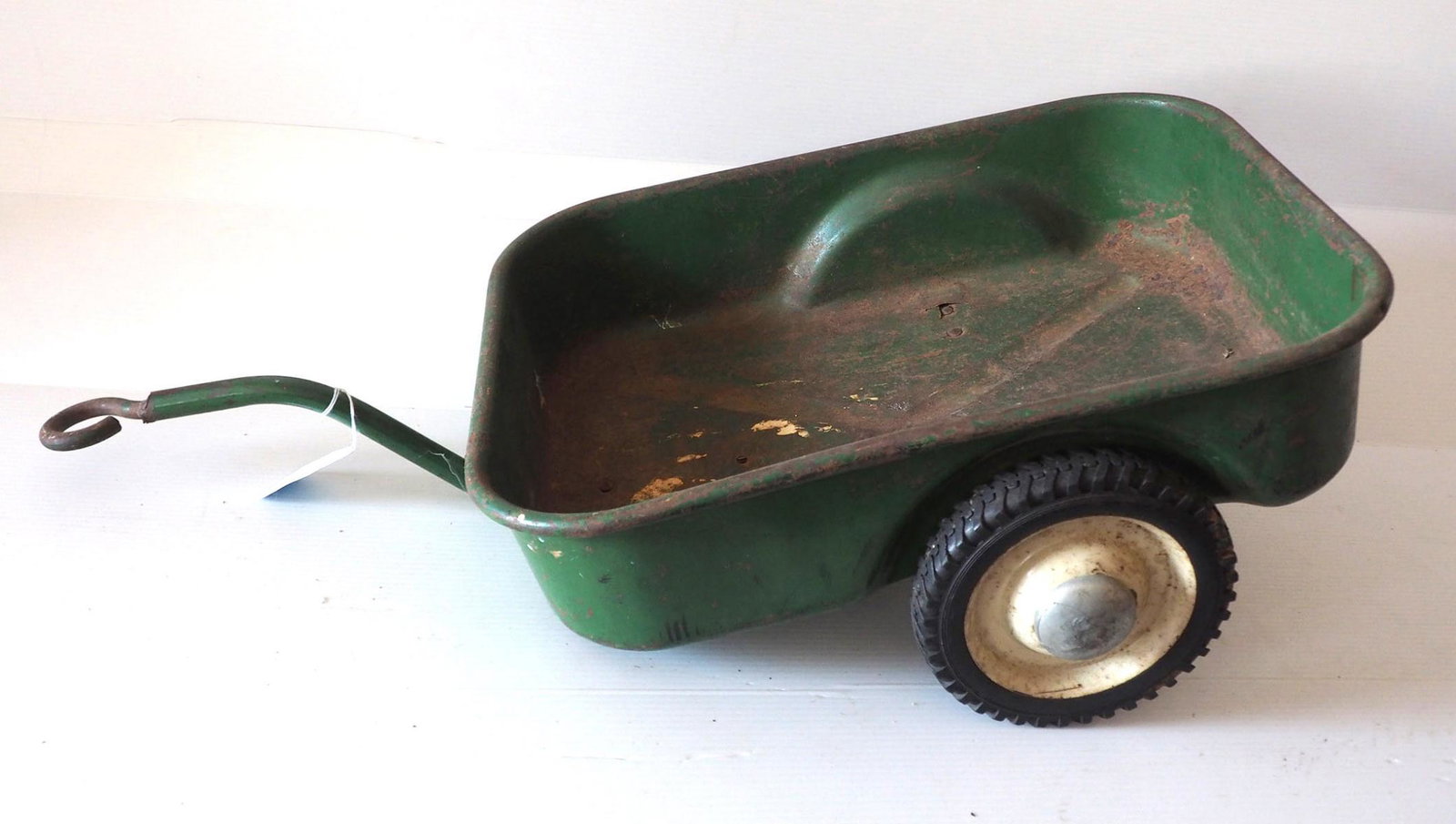 Oliver pedal tractor trailer: Oliver pedal tractor trailer- Good