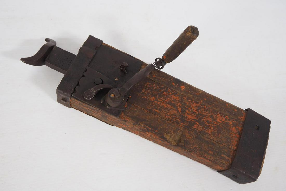 Primitive hand-crank wagon jack (1 of 2)