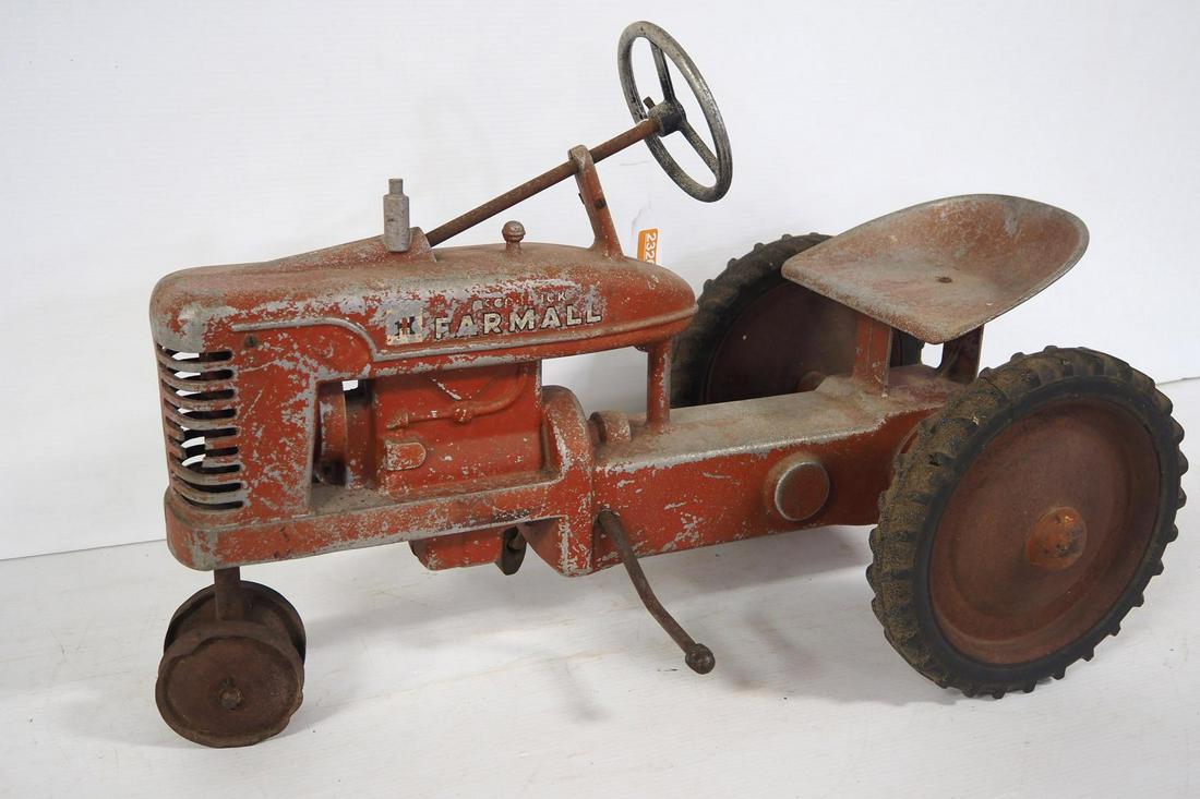 Small International M pedal tractor (1 of 3)