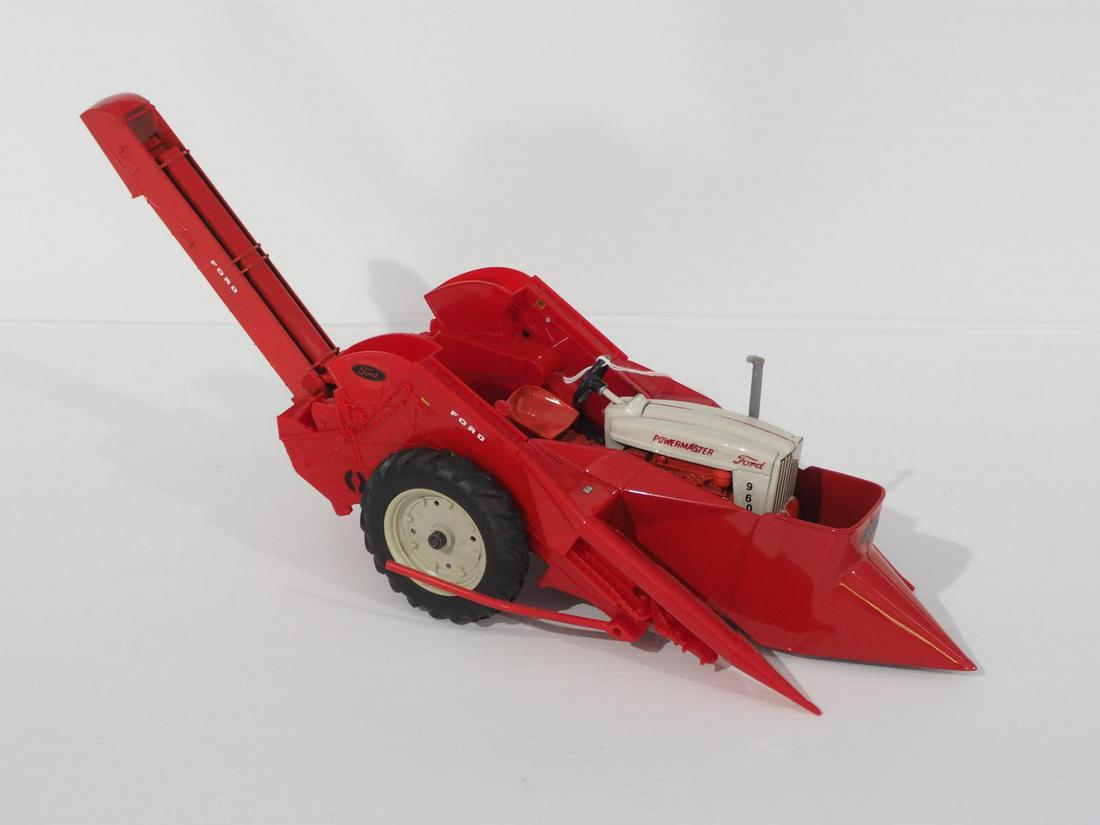 Ertl Ford 960 Tractor with Ford 2-Row Mounted Picker: Ertl 1/16 Ford 960 Tractor with Custom Ford 2-Row Mounted Picker, plastic and metal -Very Good