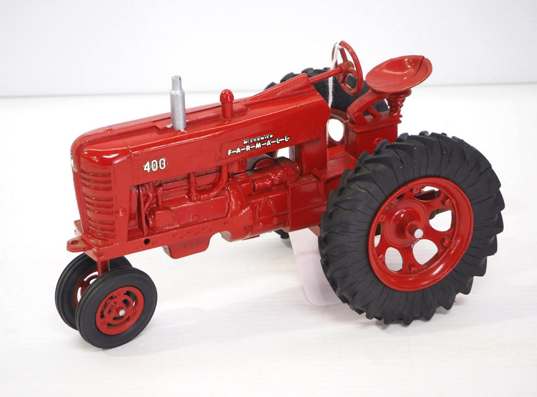 Ertl Farmall 400 Tractor (1 of 2)
