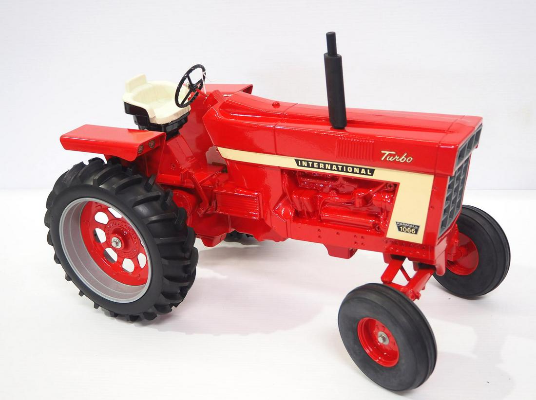 Scale Models 1/8 International 1066 Tractor (1 of 2)