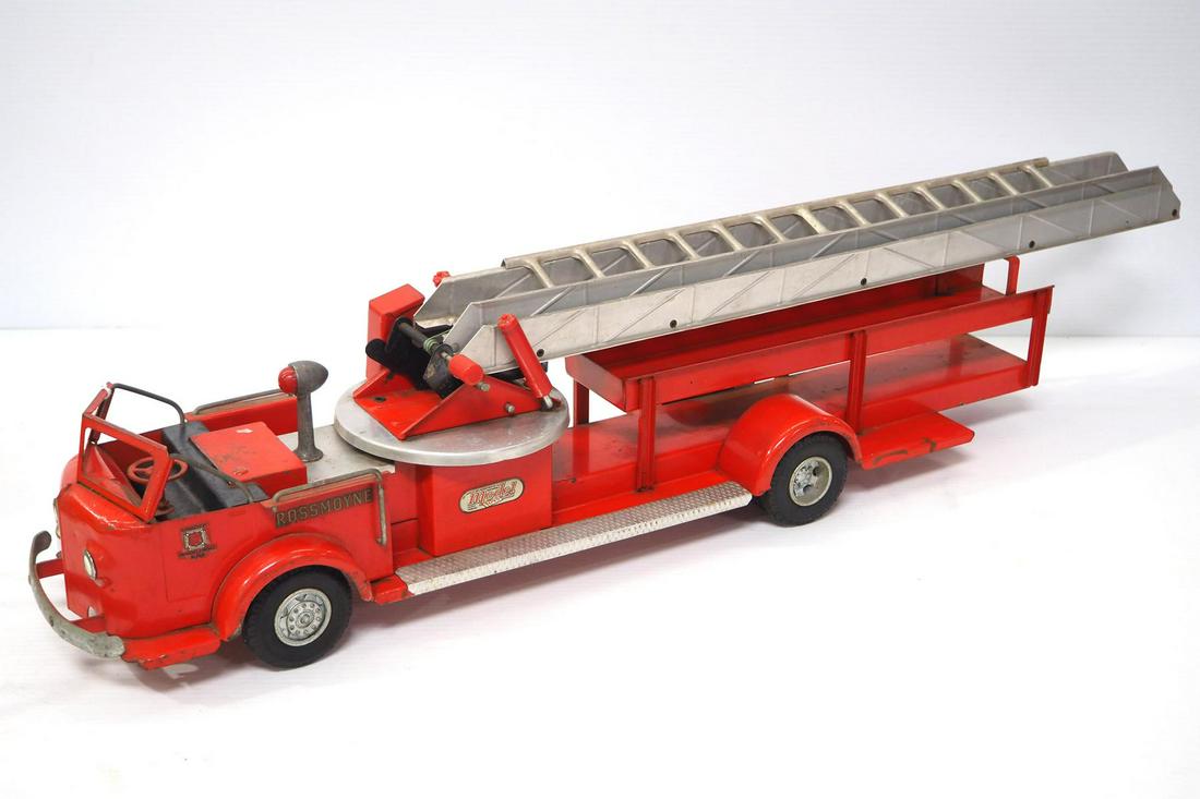 Model Toys Rossmoyne aerial fire truck (1 of 4)
