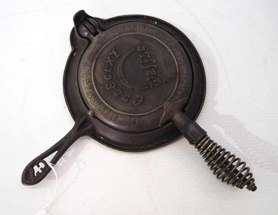 Fanner Mfg. Co. No.7 Crescent waffle iron: Fanner Mfg. Co. No.7 Crescent waffle iron