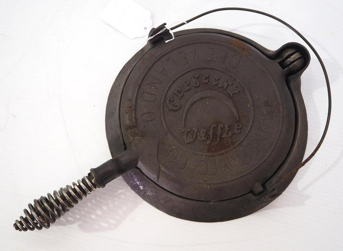 Fanner Mfg. Co. No.8 Crescent waffle iron: Fanner Mfg. Co. No.8 Crescent waffle iron