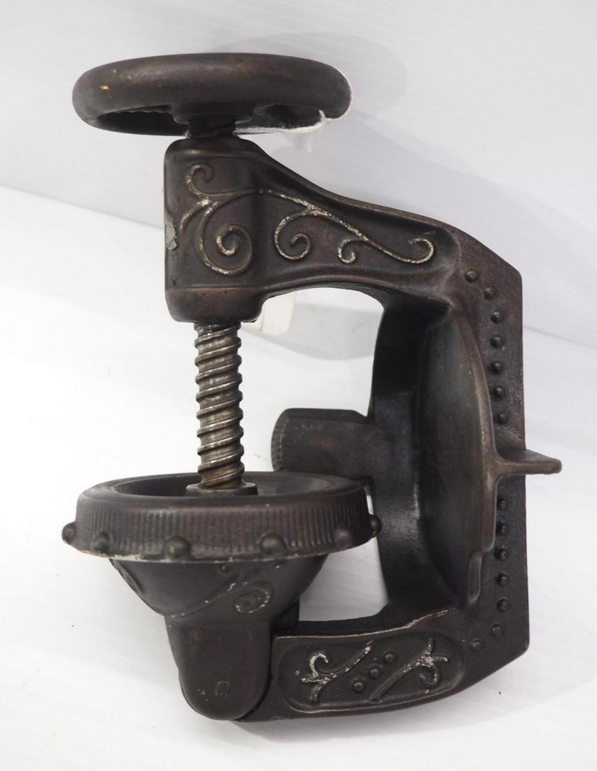 Cast iron hand-crank lemon squeezer (1 of 3)