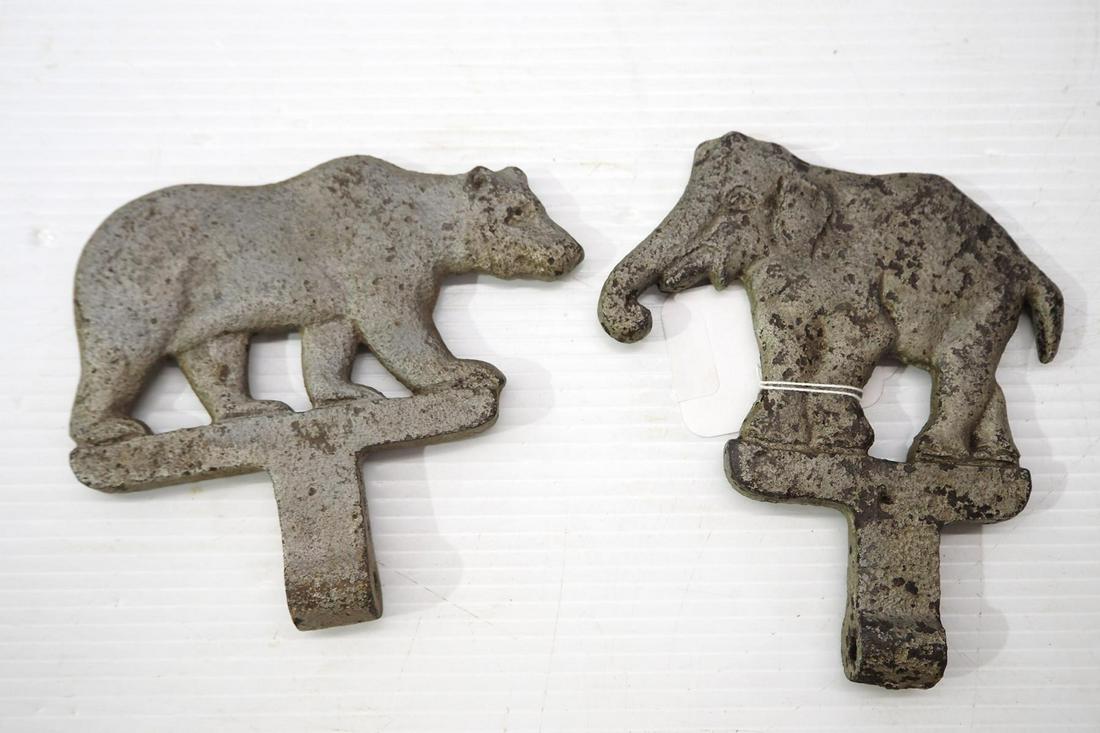 (2) Cast iron animal targets: (2) Cast iron animal targets: elephant / bear