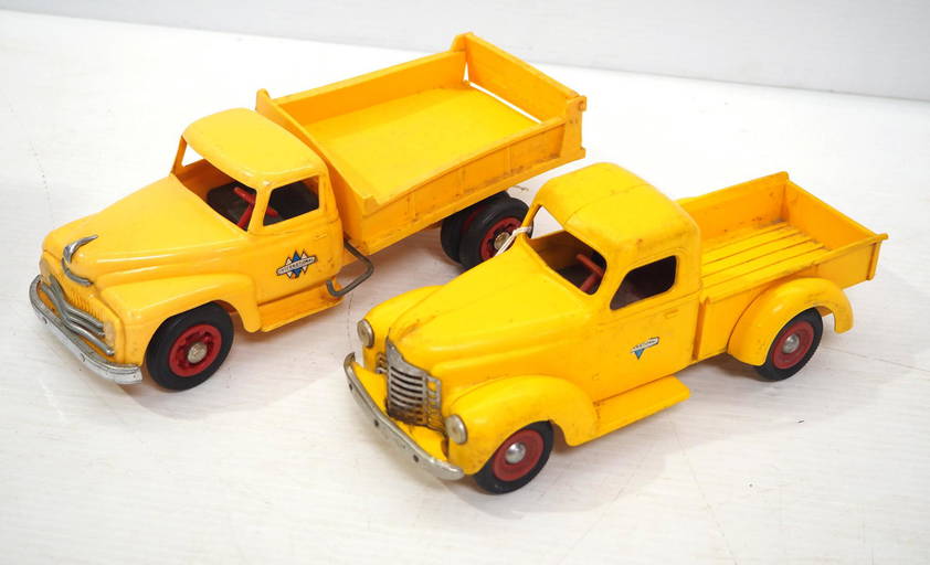 (2) Plastic International Harvester toy trucks Dec 17, 2021 Chupp