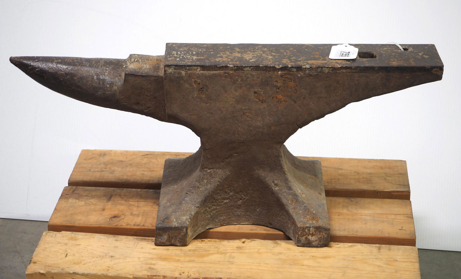 157 lb. iron anvil (1 of 5)