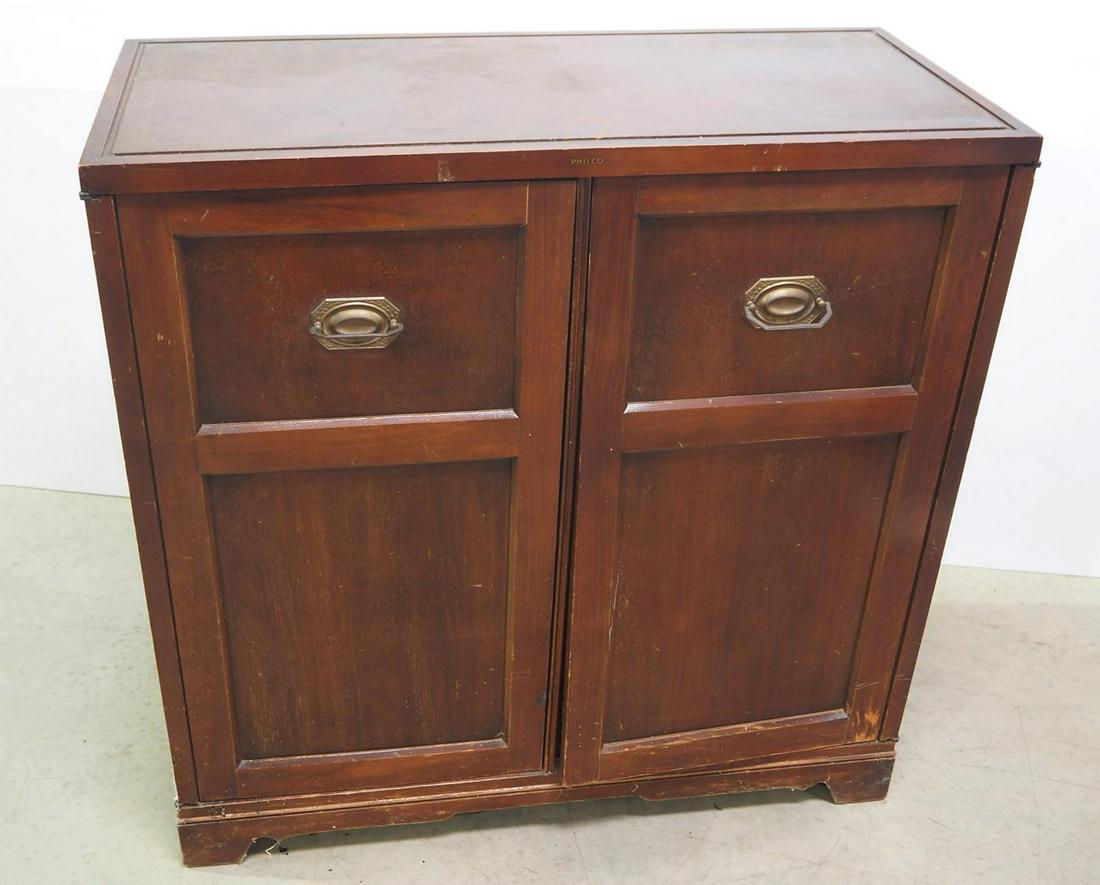 Floor model Philco radio (1 of 8)