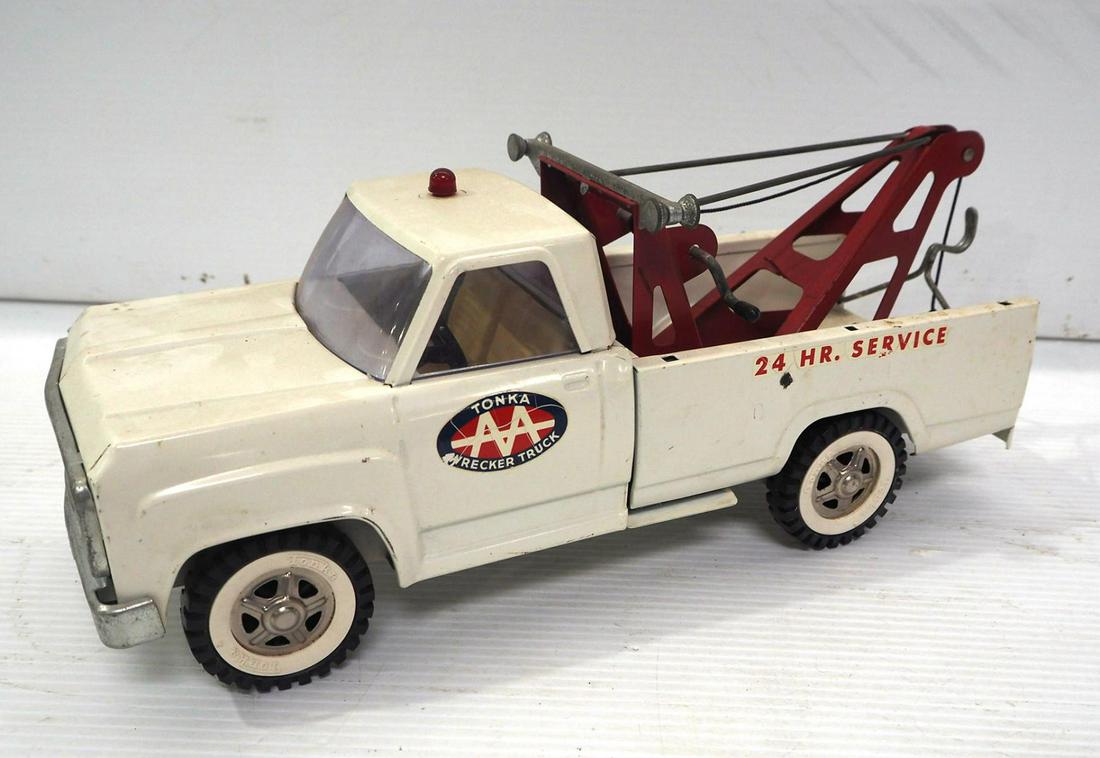 Tonka AA Wrecker Truck: Tonka AA Wrecker Truck, 14.25"L -Good original