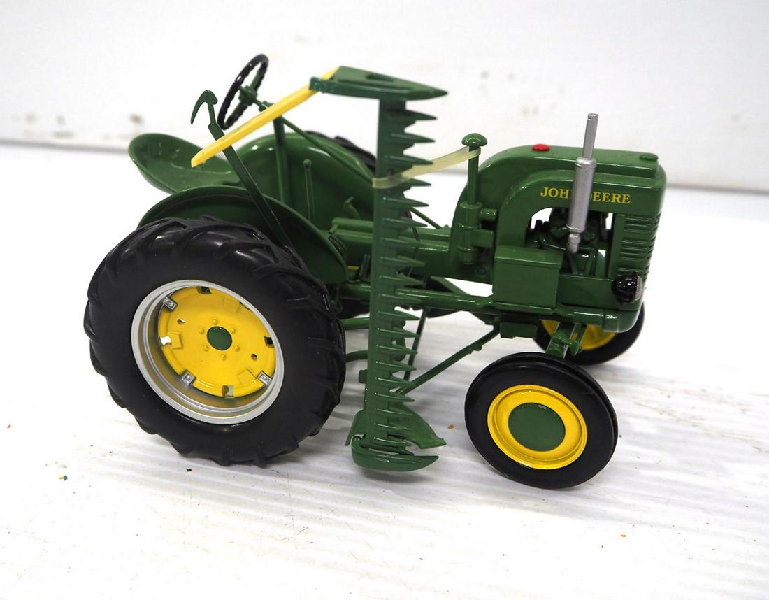 1/16 John Deere High-Detail Tractor (1 of 3)