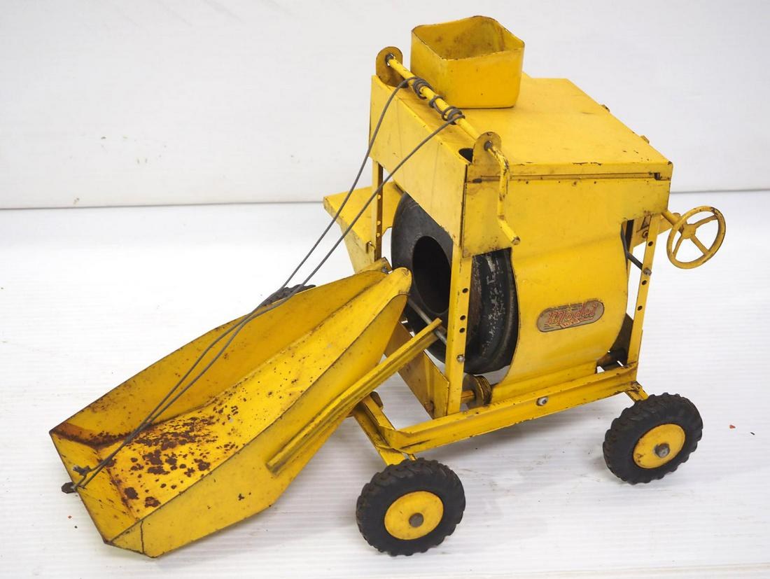 Model Toys Jaeger Pull-Behind Concrete Mixer (1 of 5)