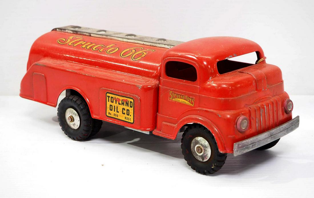 Structo 66 Toyland Oil Co. Truck (1 of 4)