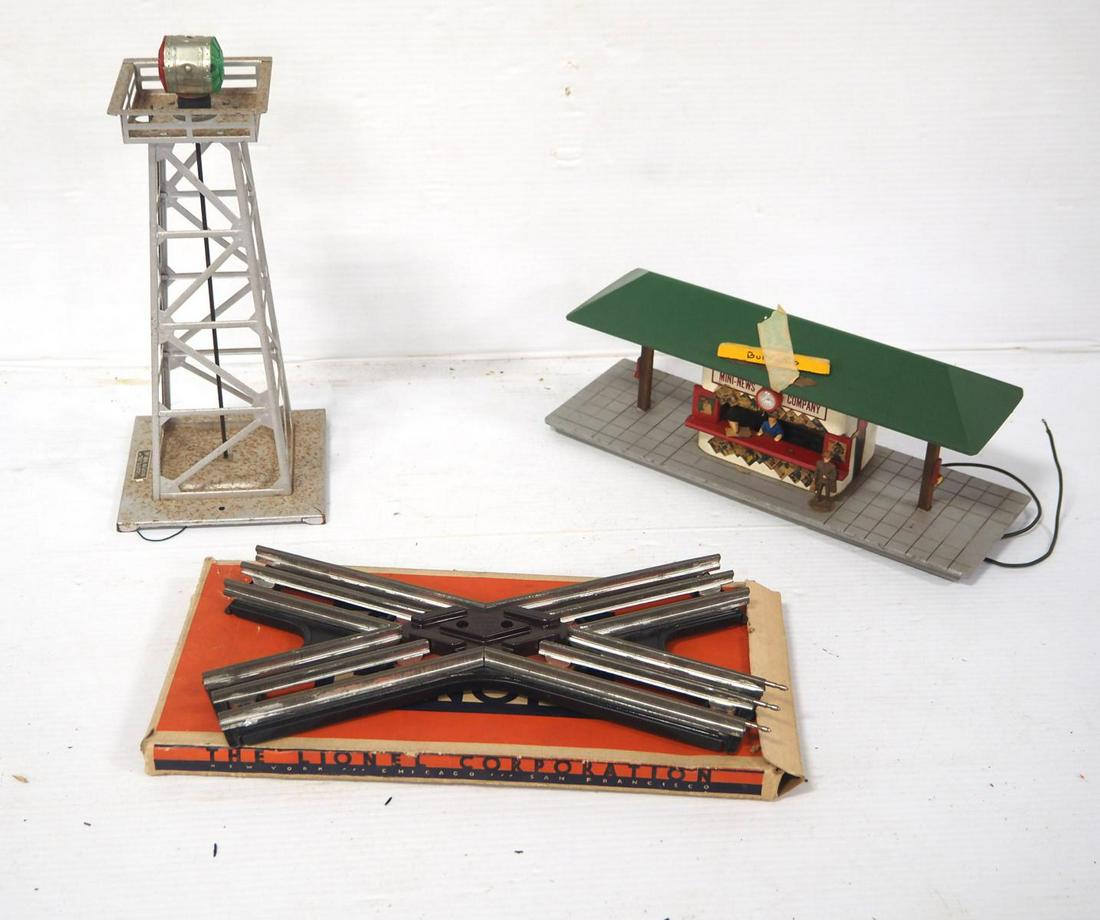 Lionel Rotating Beacon & X Crossing (1 of 2)