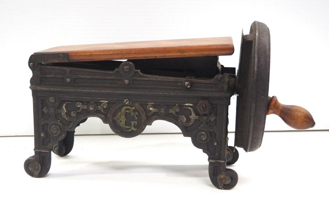 Cast iron hand-crank pasta cutter (1 of 3)