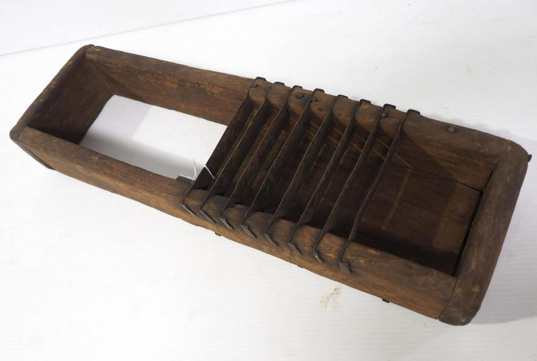 Cast iron, primitive, box-type corn sheller (1 of 3)