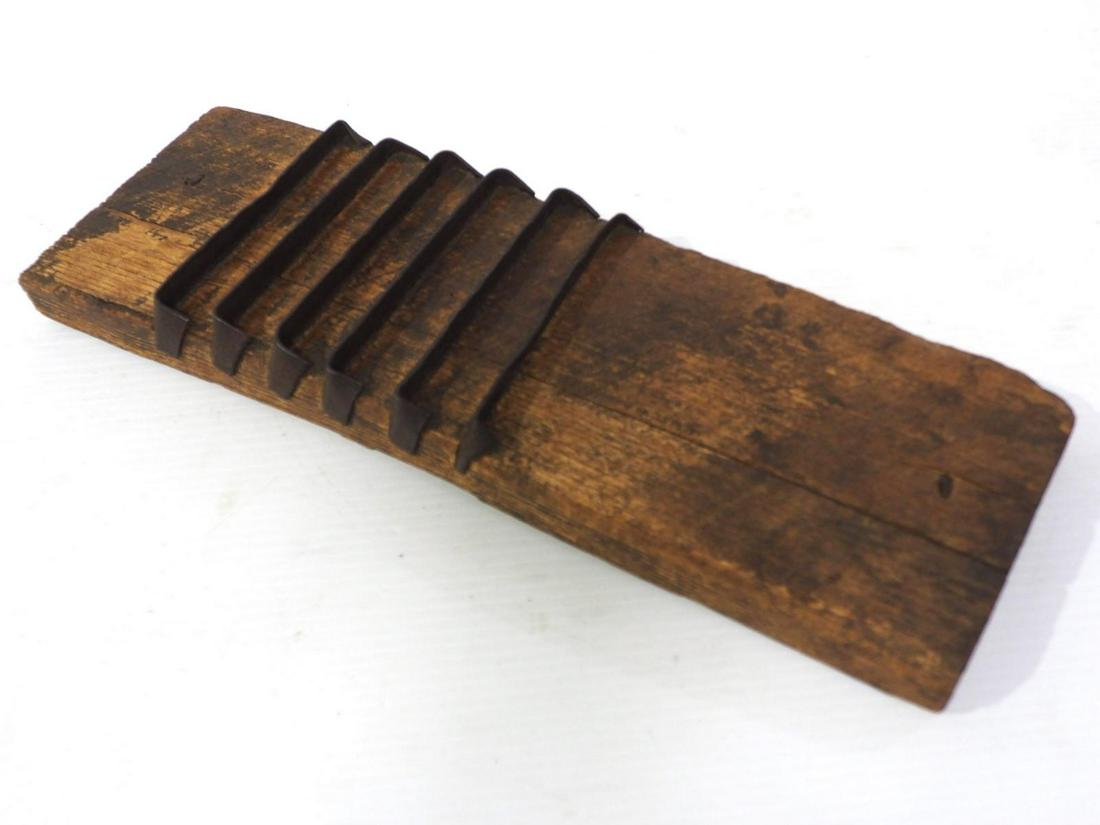 Primitive board-type corn sheller (1 of 2)