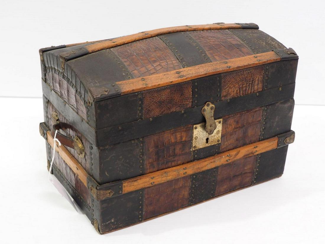 Miniature travel trunk (1 of 5)