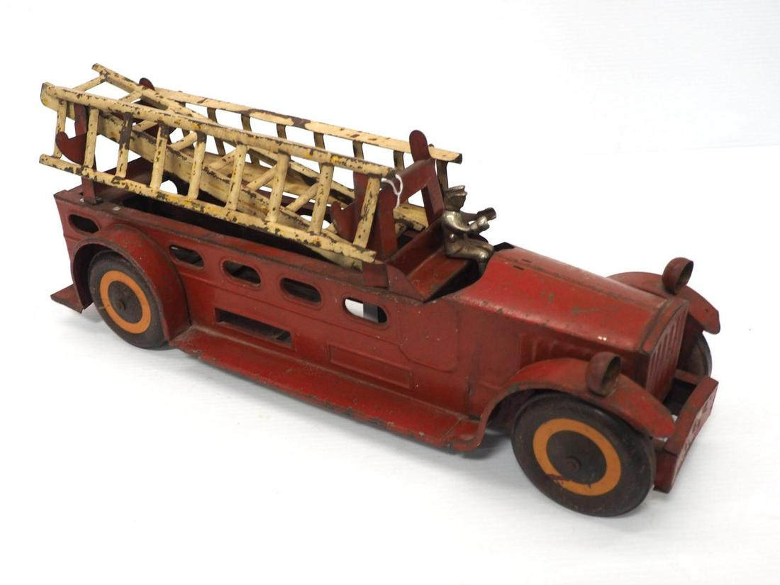 Early 1900s Structo Pressed Tin Ladder Truck (1 of 3)