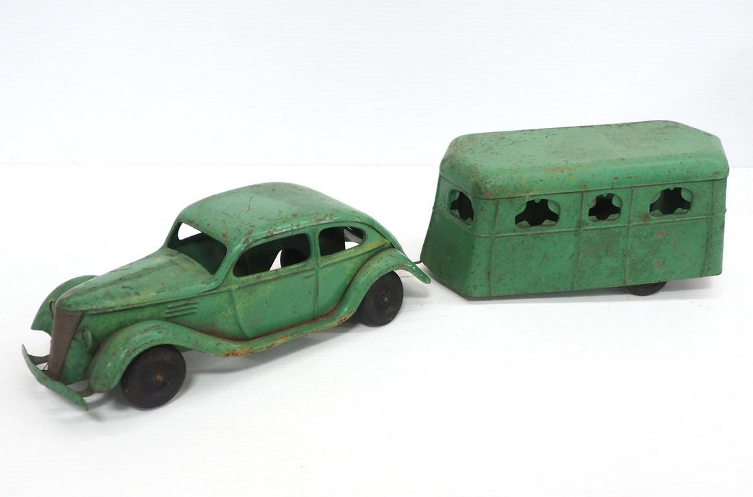 Kingsbury wind-up car & trailer (1 of 5)