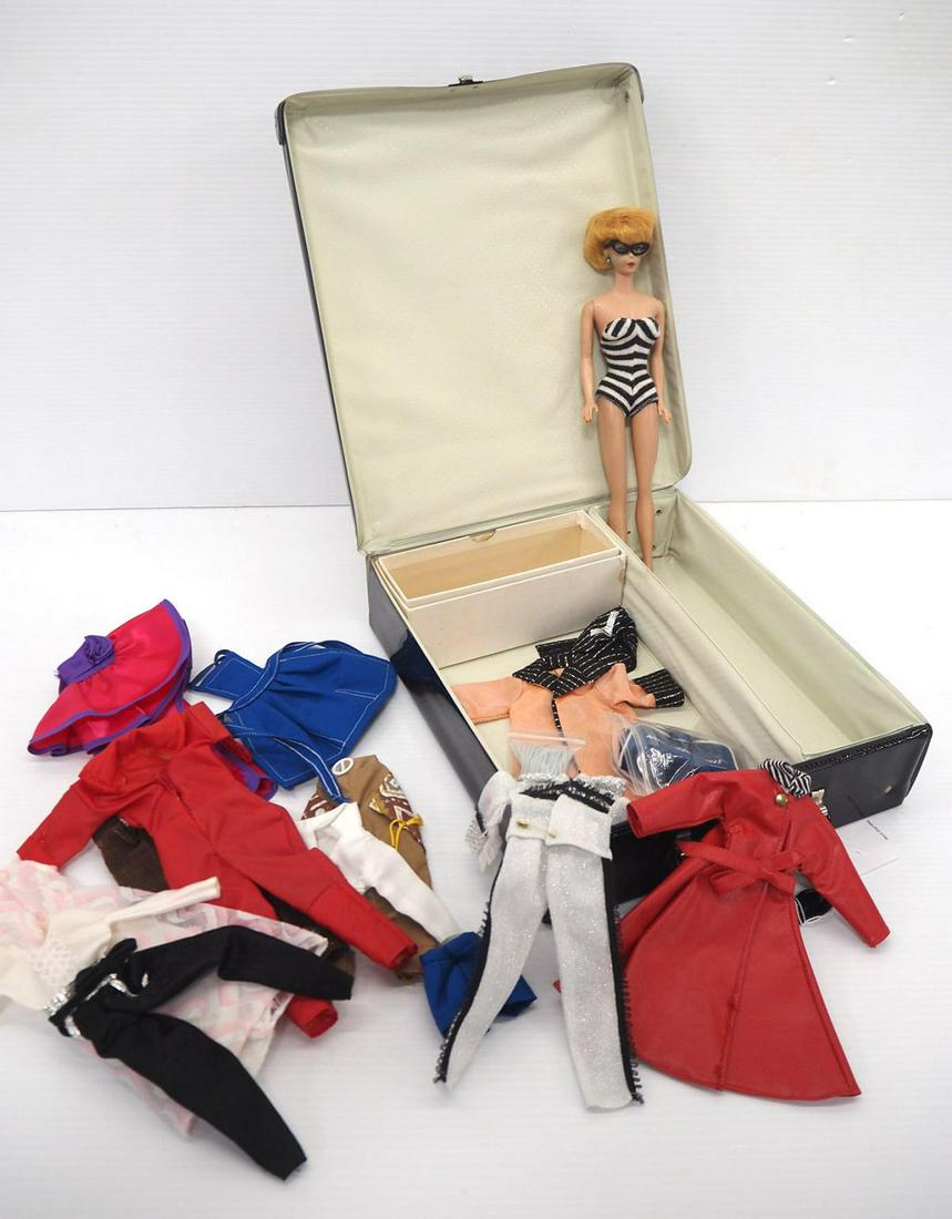 Barbie Bubble Cut Blonde #2 & 1962 case (1 of 5)