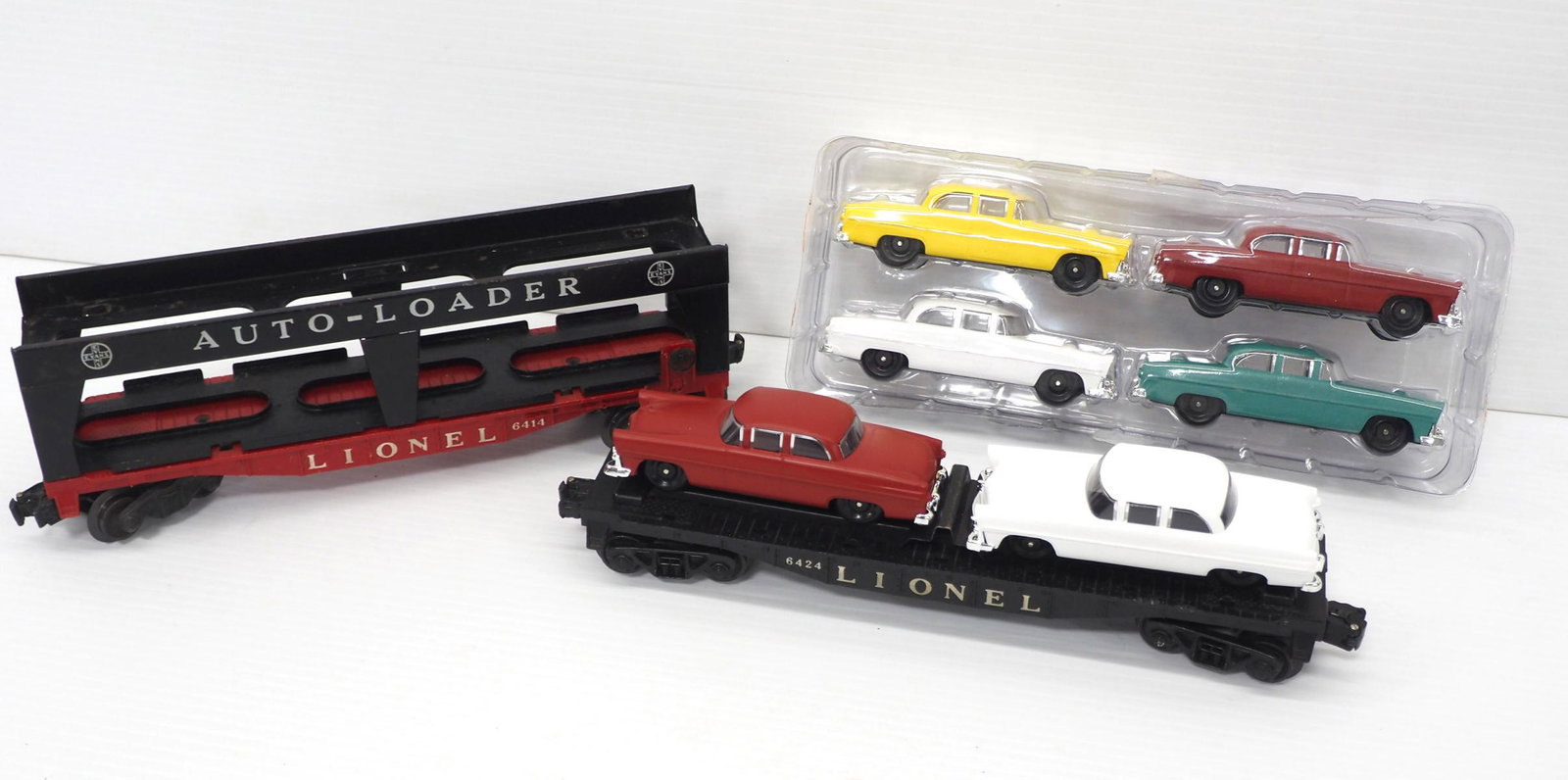 (2) Lionel Car Carriers: (2) Lionel Car Carriers: Double Decker Auto-Loader # 6414 with 4 Cars / # 6424 with 2 cars -Very Good