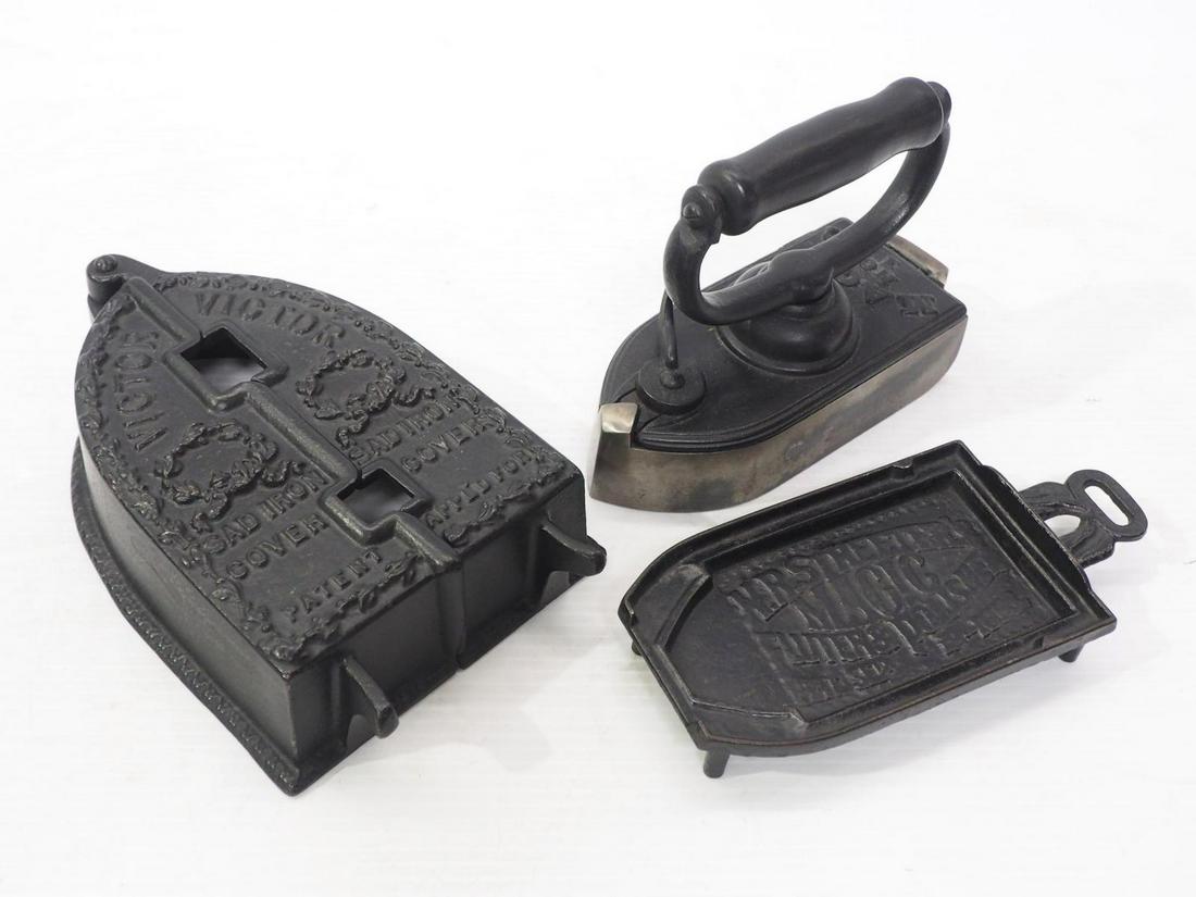 Streeter Magic Iron with trivet / Victor sad iron cover (1 of 2)