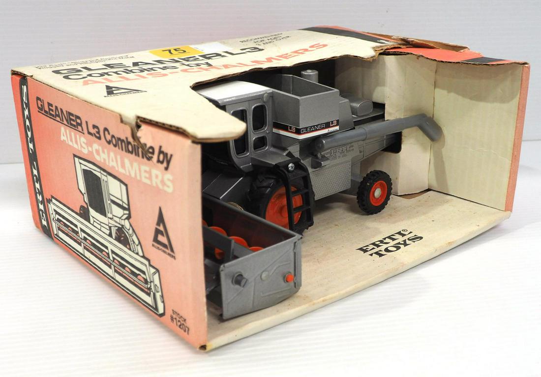 1/32 scale Ertl Allis Chalmers Gleaner  L3 (1 of 3)