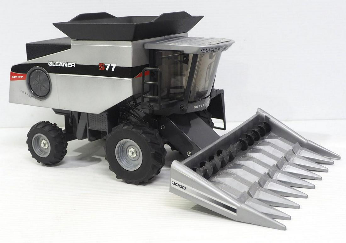 1/24 scale Scale Models Gleaner S77 Combine (1 of 2)