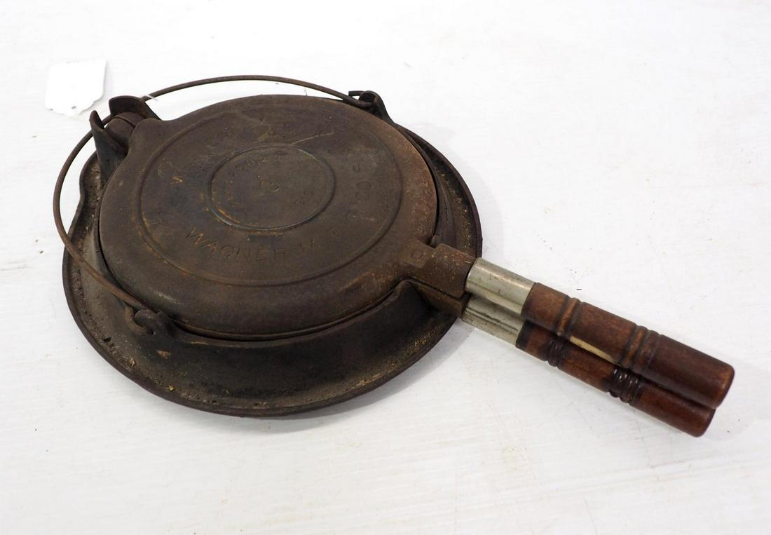 Wagner No.8 cast iron waffle iron (1 of 4)