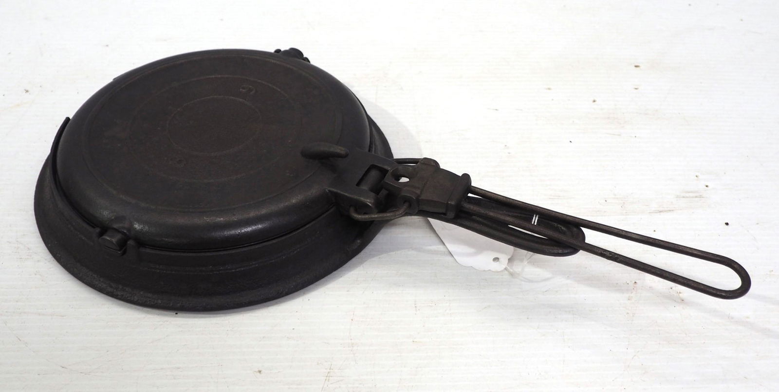 No.8-9 unmarked cast iron waffle iron: No.8-9 unmarked cast iron waffle iron