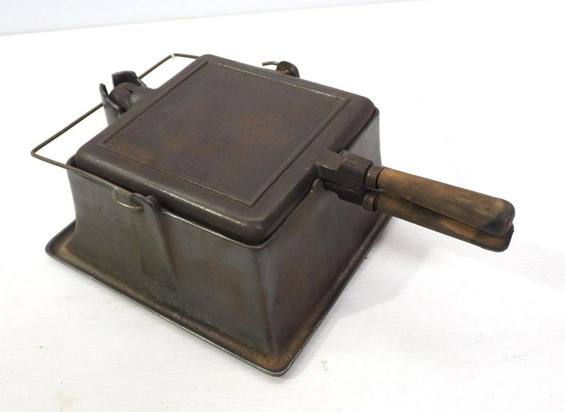 Wagner cast iron square waffle iron (1 of 4)