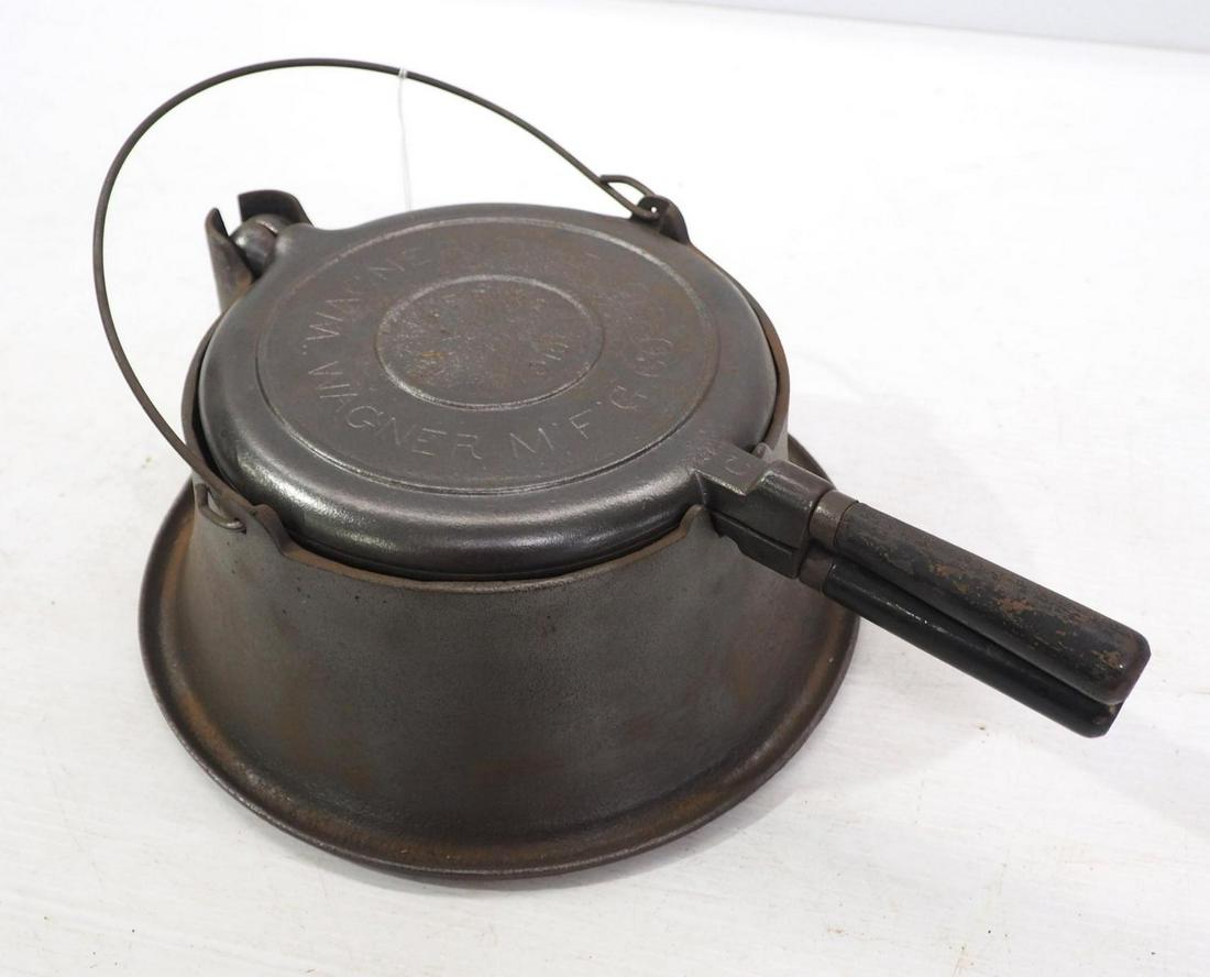 Wagner No.8 cast iron waffle iron (1 of 4)