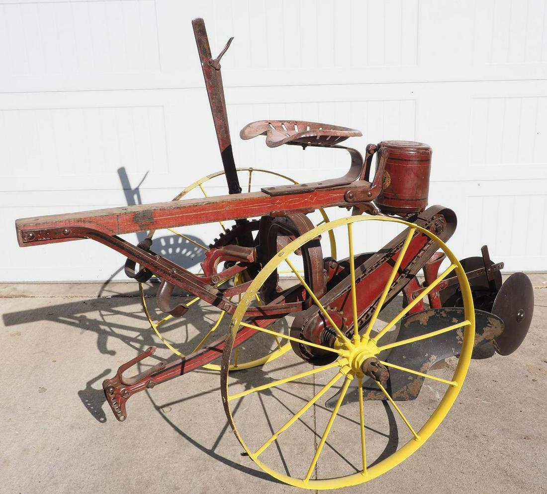 Deere & Mansur horse-drawn planter: Deere & Mansur horse-drawn planter with very good original paint ---BUYER TO ARRANGE SHIPPING