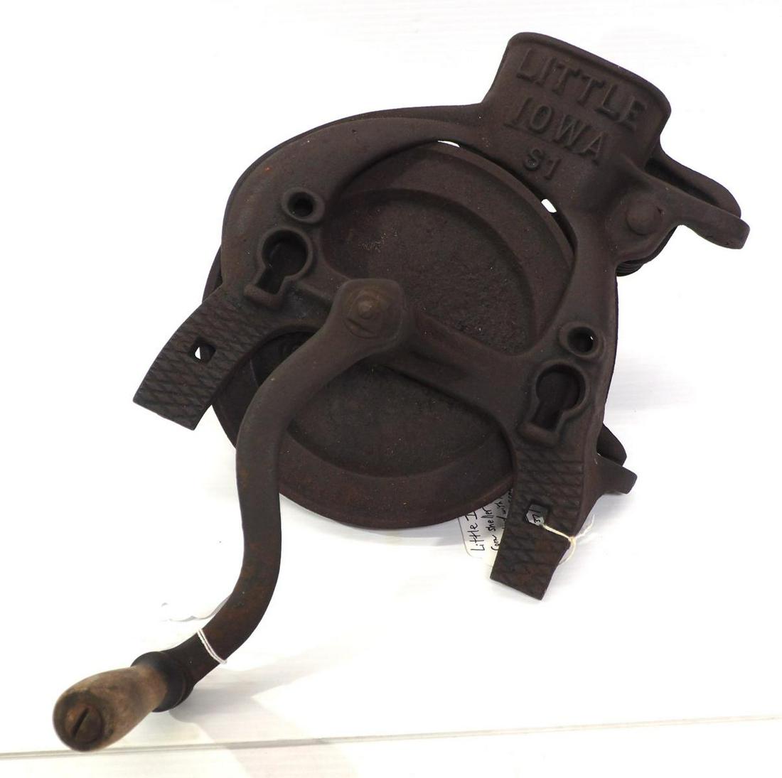 Little Iowa box-type hand-crank corn sheller (1 of 3)