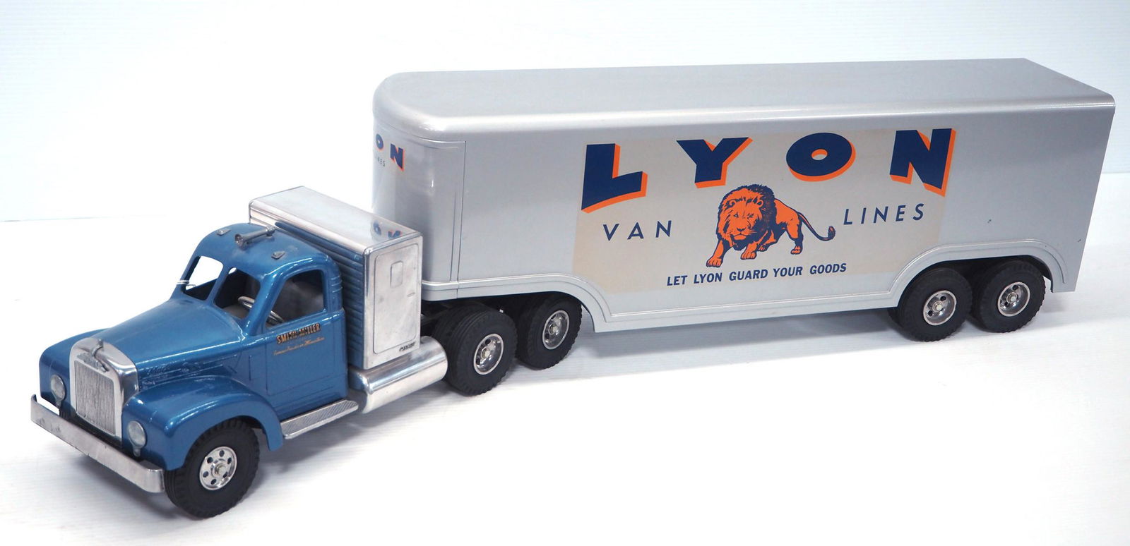 Smith Miller Custom Lyon Van Lines Truck (1 of 6)