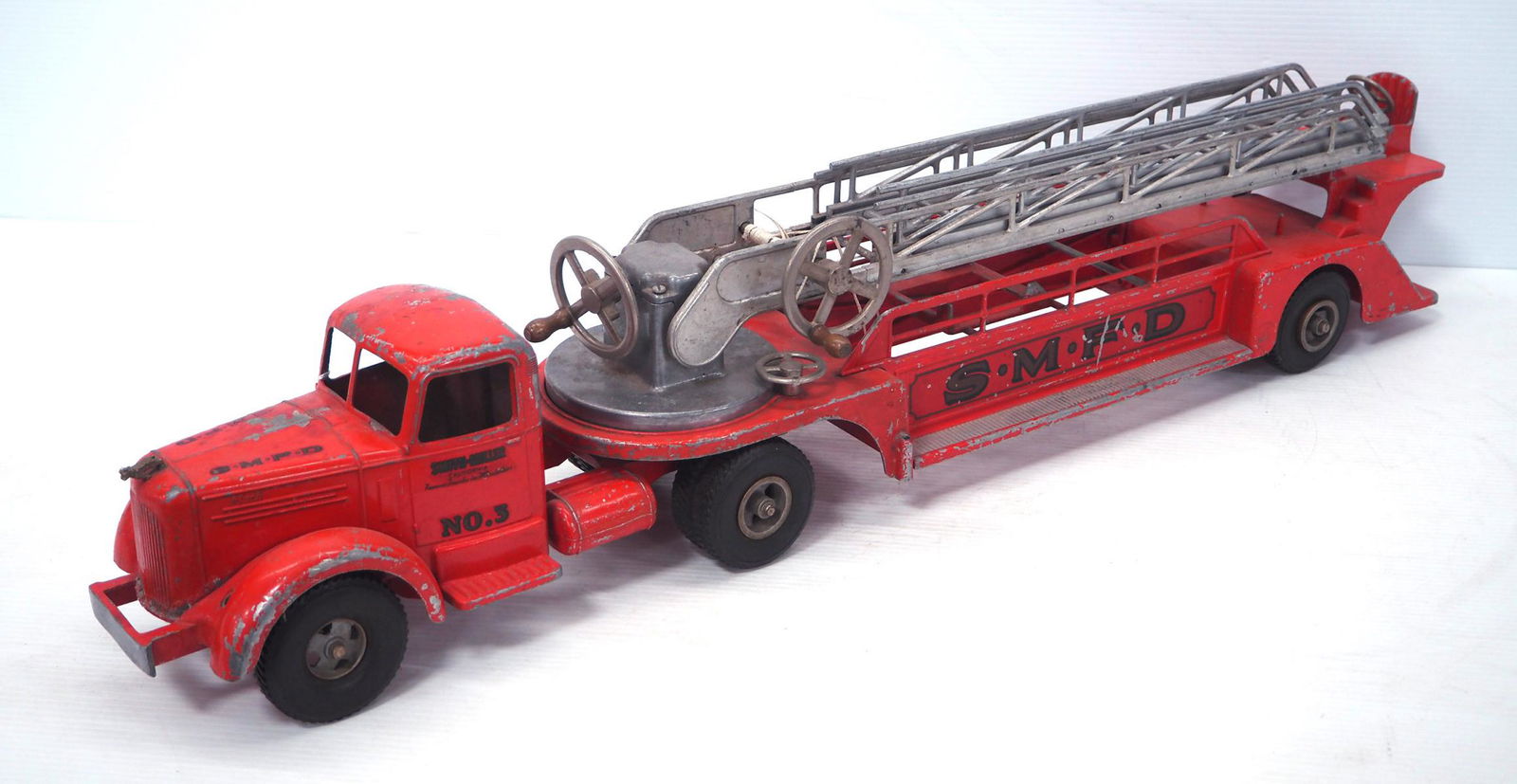 Smith Miller 1950's Mack ladder fire Truck: Smith Miller 1950's Mack ladder fire truck - broken bumper, missing lights
